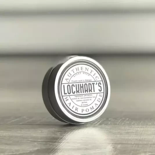 ľahká pomáda na vlasy s lesklým efektom