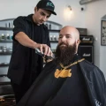kadernícka a barberská pláštenka Angry Beards